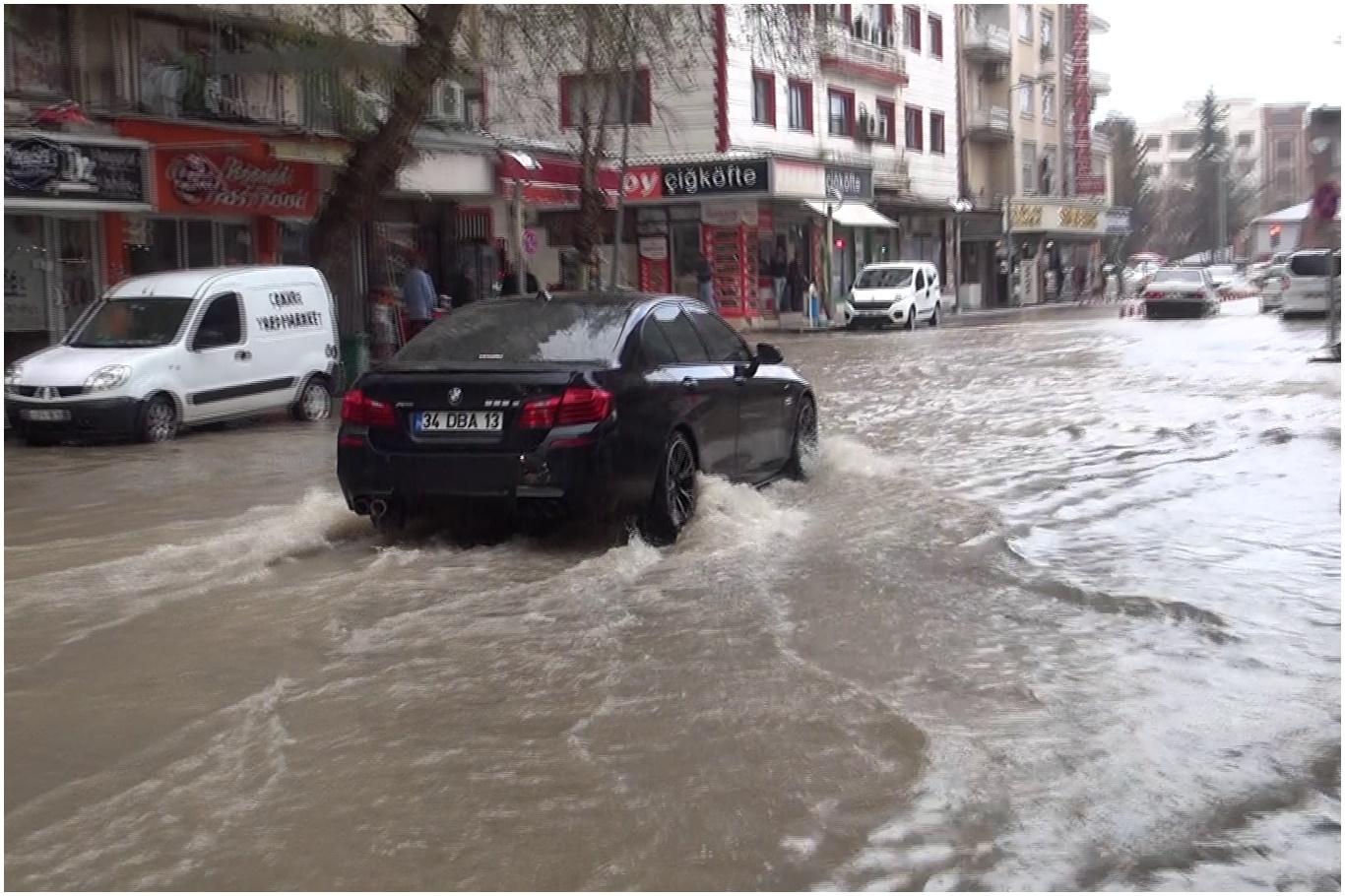 Adıyaman’da ani bastıran nisan yağmur cadde ve sokakları sular altında bıraktı